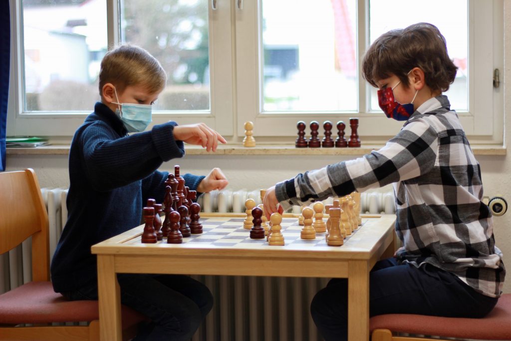 Foto von Schülern beim Schachspielen
