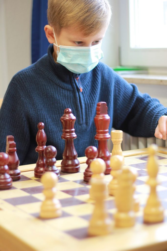 Foto von Schüler beim Schachspielen