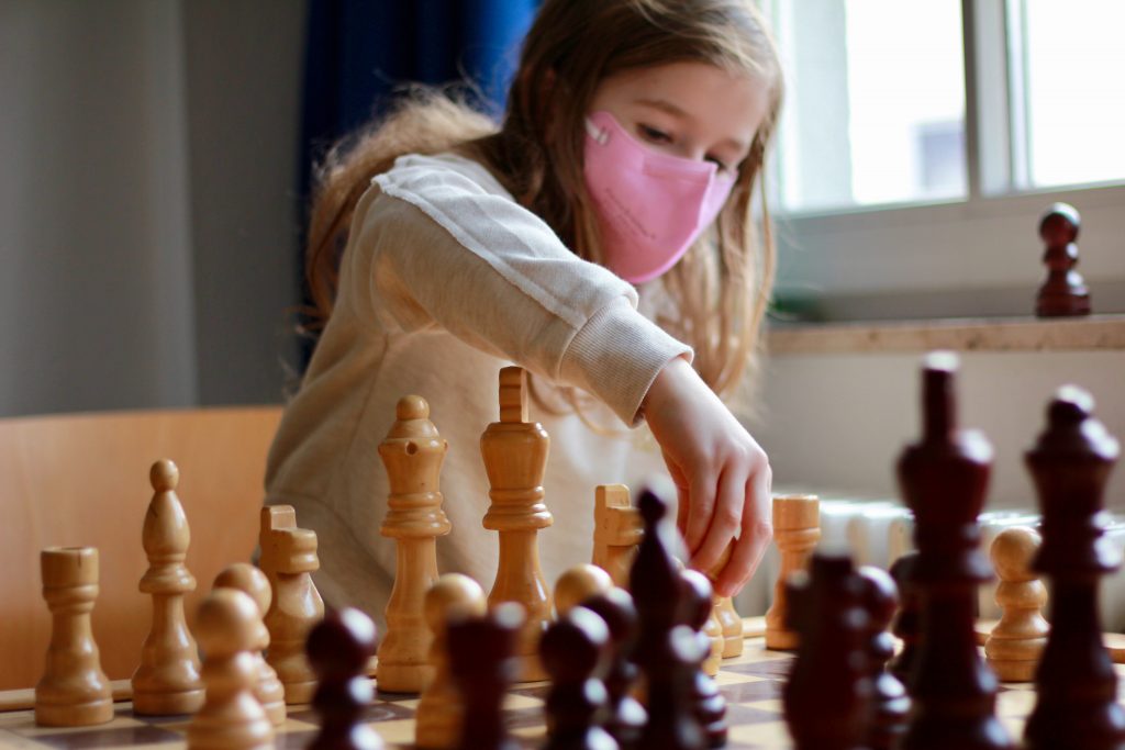 Foto von Schülerin beim Schachspielen