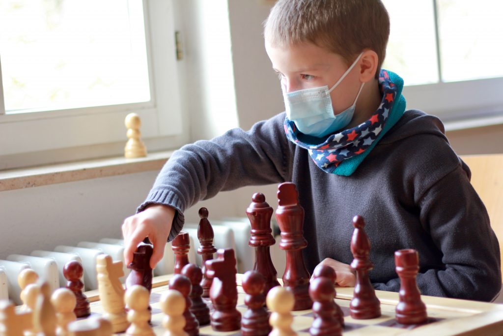 Foto von Schüler beim Schachspielen