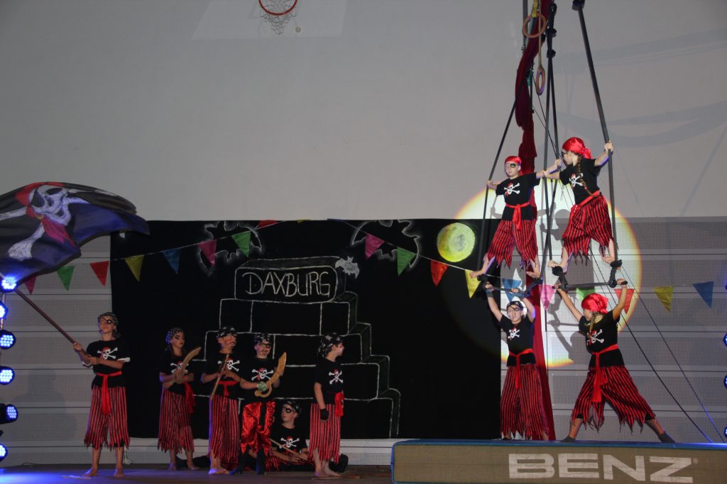 Foto von als Piraten verkleideten Kindern bei der Aufführung eines Kunststücks