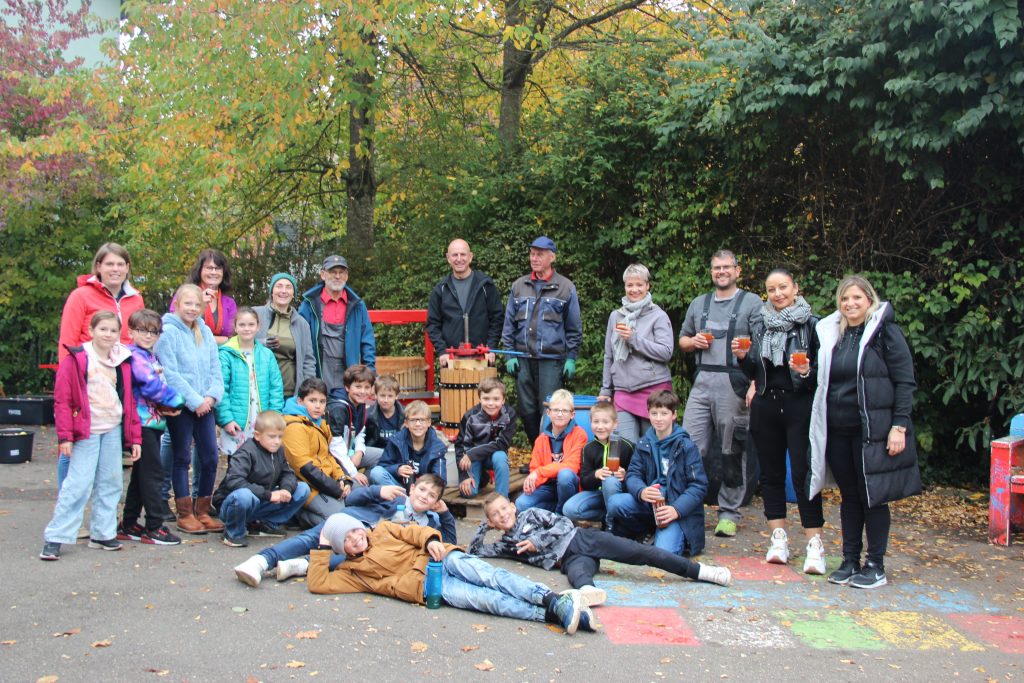 Foto von Schüler*innen beim Mosten